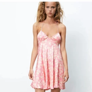 Zara klänning - Zaras super gulliga somriga klänningen. Den är använd en gång så den är som ny🌸 Säljer vid ett bra pris! 