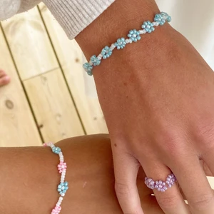 Armband och ring - 🌸 Armbanden finns i olika färger och olika mellanrum mellan blommorna som du ser på bilden 🌸 ringen kan du också välja i olika färger och mellanrum mellan blommorna 🌸 ringen kostar 20kr + frakt och armband 50kr + frakt 