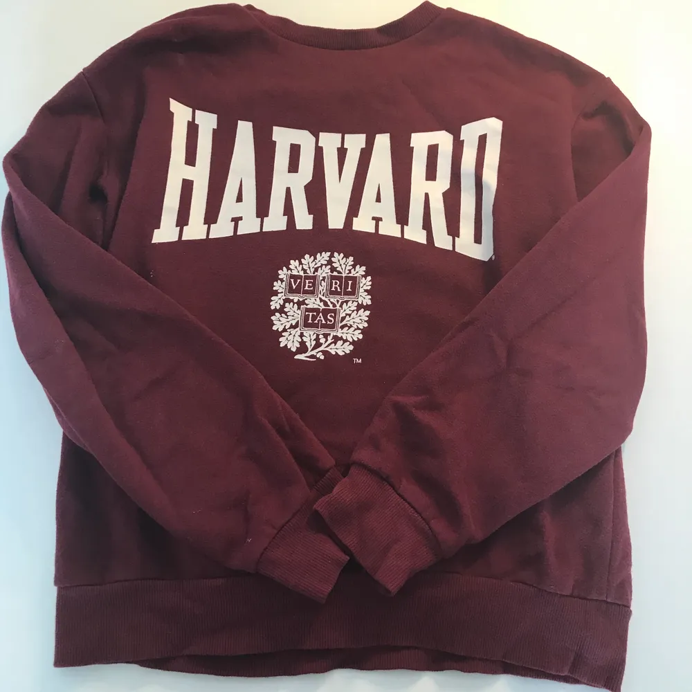 En marin röd sweatshirt, XS, H&M, trycket (Harvard) bra kvalitet känns helt nytt, innan du får din beställning av mig tvättar jag den . Hoodies.