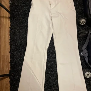 Vita kostymbyxor - Ett par vita kostymbyxor i bra skick💓De är använda men inte något som är synligt på plagget💓