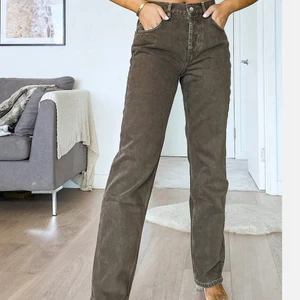 Höstliga bruna jeans - Medelhögmidja, helt felfria andvända fåtal gånger. Frakt tillkommer ❤️ passar perfekt nu när hösten kommer!