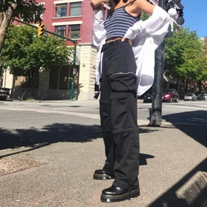 I AM GIA Edam pants - Supersnygga svarta cargo pants från IAMGIA som Jordyn Woods haft på. Går att använda som vida byxor eller att tighta till de längst ned. Går också att öppna byxorna halvvägs ned för att visa lite lår. ✨ Alldrig använda. Jag är 24-27 i midjan beroende på märke och de passar superbra på mig. 🥰