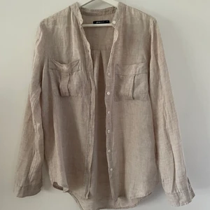 Linneskjorta - Linneskjorta från Gina Tricot i fint skick. Sparsamt använd! Strl. 36 men är lite smal i armarna. Passar definitivt en 34 också.