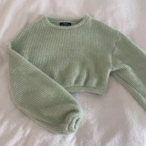 Tröja - Superfin fluffig ljusgrön croppad tröja. Aldrig använd, men ingen prislapp. Köpt på Bershka för ett halvår sedan. Nypris: 199:-. Köparen står för frakt. Storlek S men passar även XS.