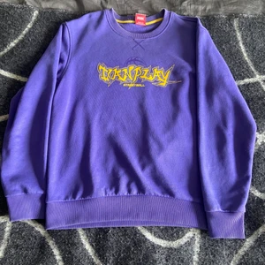 Vintage sweatshirt  - Snygg vintage sweatshirt! Den passar som en S/M man storlek! Tröjan tilöverkas inte längre och är även i väldigt bra skick!