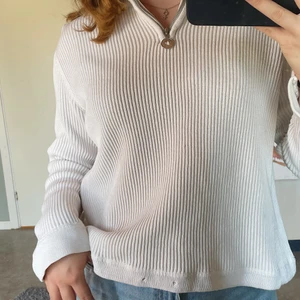 Stickad kofta - Gör ett nytt försök med att sälja min jättefina kofta från indiska! Storlek S-L beroende på hur man vill att den ska sitta (jag på bilden har storlek M). Använd ca 2 gånger och sjukt bekväm! Frakt tillkommer🤎