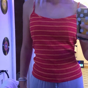 Rött randigt linne - Ett randigt linne från casual💕 Aldig använt! Jätte skönt material😊 Skicka meddelande om intresse🌸😃