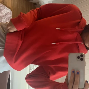 Calvin Klein hoodie - En röd fin hoodie ifrån Calvin Klein som inte kommer till användning❤️ den är i fint skick och är i storlek XS! 