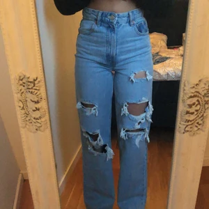 Håliga jeans - Säljer dessa HELT OANVÄNDA  jeans från zara pga att de inte är min stil, har endast klippt dom pga att de var för långa (är 155-156). buda gärna!  Original pris 399kr