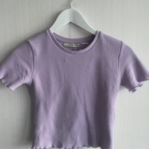 Lila t-shirt - Lila lite croppad t-shirt från Pull & Bear. Använd vid två tillfällen. Köparen står för eventuell frakt💕