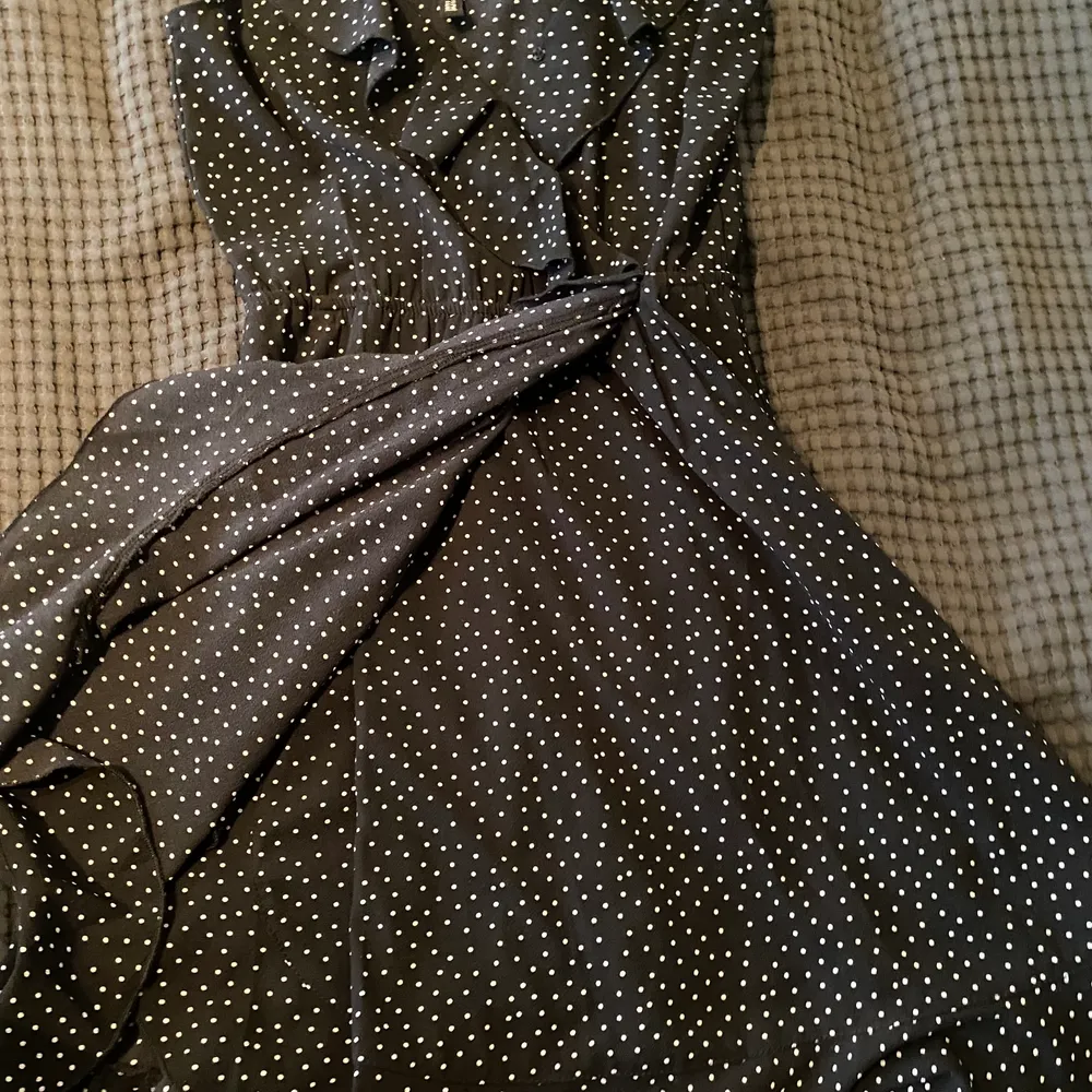 Jättesöt klänning från HM. Använd få gånger.🤍 Frakt 24kr eller spårbart 66kr.. Klänningar.