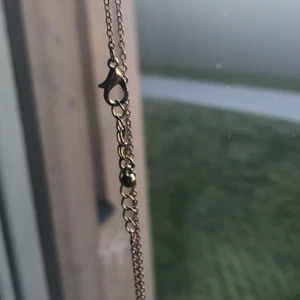  Halsband  -  Guldfärgat halsband med hjärta på 