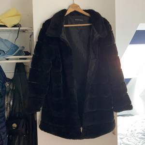 Säljer min faux fur jacka i svart sammet i strl M från Ruth & Circle 