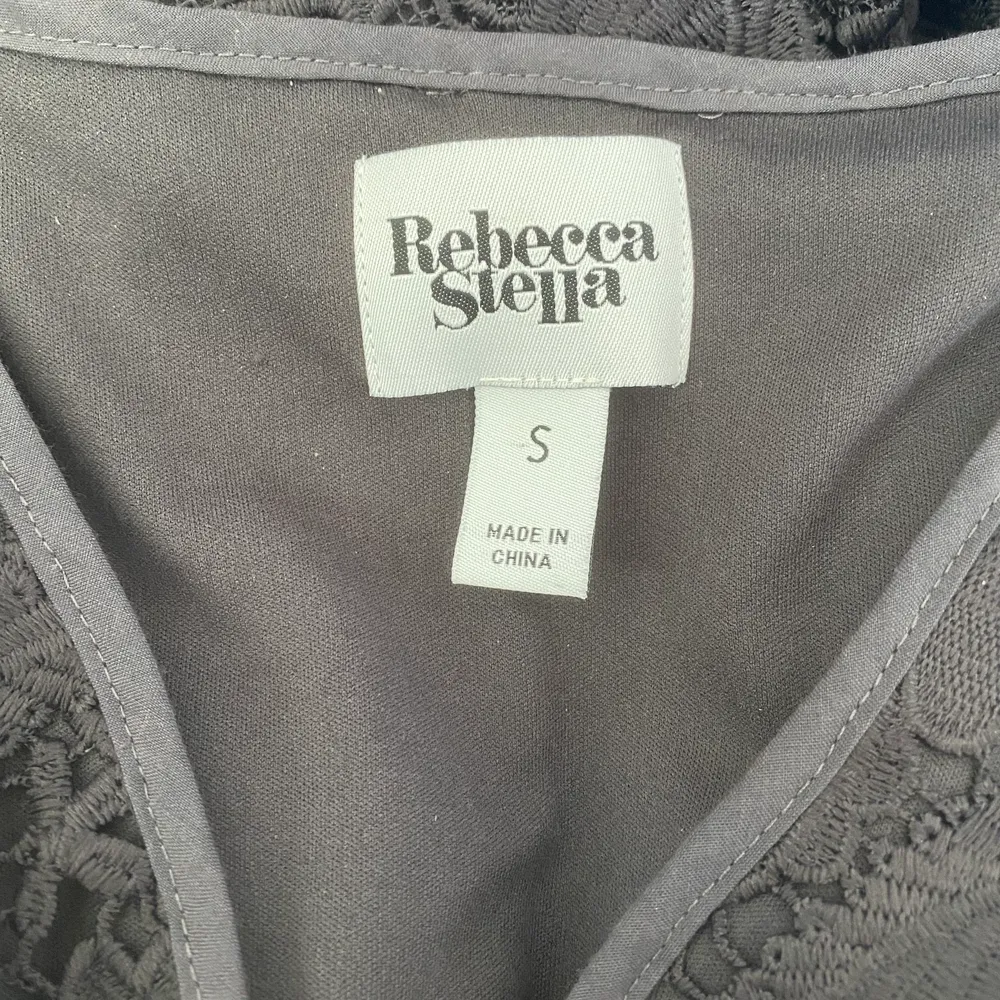 Klänning med dragskedja från Rebecca Stella. Endast använd vi fåtal gånger. Köparen står för eventuell frakt💕. Klänningar.