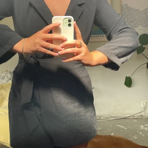 Svart kort jumpsuit  - Svart kort jumpsuit från Zara med fickor. Knytning i midjan. Storlek: L                                                                          