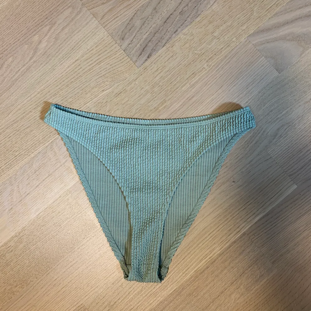 En pistaschgrön bikiniunderdel från Monki i storlek XS. Har inte kommit till användning. Färgen är som på den första bilden, pga ljus i hemmet 💚💚. Övrigt.
