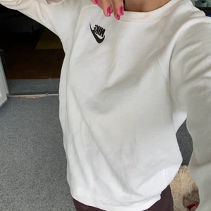 Nike Sweatshirt  - Säljer denna snygga & unika sweatshirt från NIKE. Superbra skick! ✨🤍 
