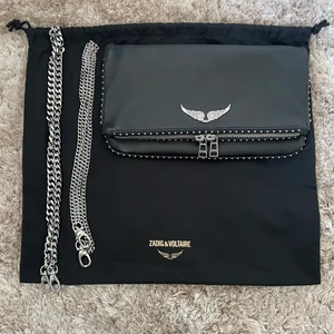 zadig voltaire väska - säljer min zadig rock studs clutch väska. använt endast några gånger. skriv privat för frågor 💕💕 