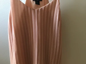 Hm linne storlek 42 - En linne från Hm, storlek 42 färgen har ändrats lite inuti linnen som det syns på tredje bilden. Kan fraktas om köparen betalar 