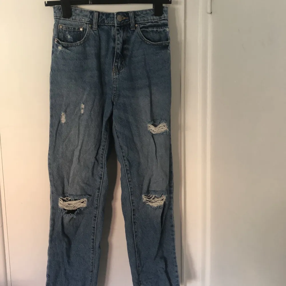 Ett par jeans köpta i 2018, hade på mig dem en gång innan jag la dem i min garderob i några år. Bra skick, lite skrynklig på bilden men kan strykas lätt. Har växt ur dem själv men inget fel på plagget.. Jeans & Byxor.