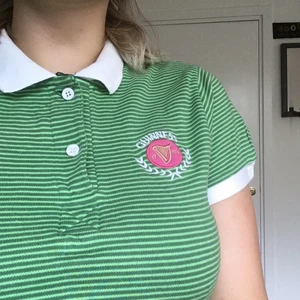 Guinnes-skjorta - Besatt av den här polon med Guinnesmärke men förtjänar att användas mer! Köpt second hand om bara använd en gång av mig, fint skick! 🌸 skriv vid frågor! Frakt tillkommer ❤️❤️🌟