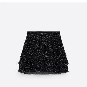 Zara kjol - Fin prickig zara kjol!💕det är en byxkjol, dvs de är som shorts under! Jag brukar ofta ha 36 i jeans och denna passar mig👍säljer pga ej används längre, använd några gånger men inte mycket så i fint skick fortfarande❤️köpte i höstas i zara butik för 350 kr tror jag!!! Köparen står för frakten💕(60 kr)