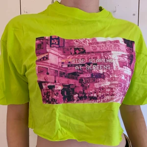 Croppad T-shirt - T-shirt som jag croppat själv🥰 passar en S i strl. Frakt ingår i priset🥰