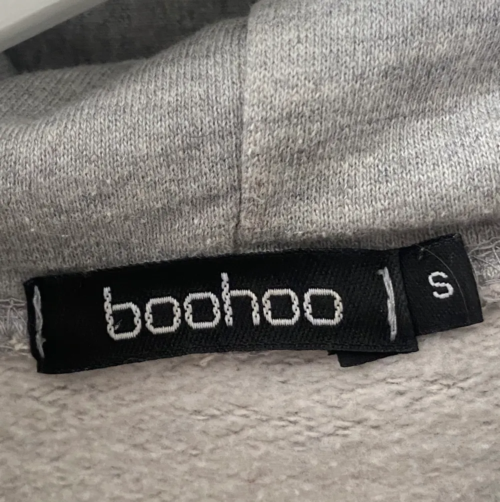 Grå hoodie med tryck från boohoo i strl S. Tröjan är använd och är lite nopprig men inget som stör! 80kr + frakt💖💖. Hoodies.
