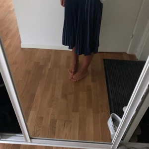 Kjol - Lång plissekjol Hm. Jätte snygg mörkblå använd 1 gång. Storlek 36💕