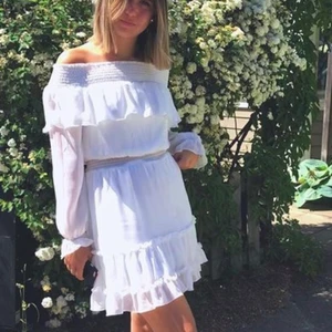 Klänning  - Säljer en vit volangklänning jag hade på min konfirmation. Dvs att den är använd 1 gång:)