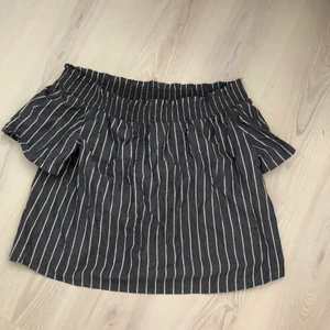 Tröja - Tröja från gina, aldrig använd för det inte är min stil, den är i strl 40, jag är en s-m och den passar  bra. Skriv privat för fler frågor eller intresse! Kramis