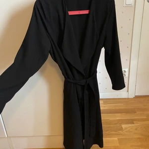 Svart kappa  - Svart lång kappa, super fin till nästan allt och skönt nu när det blir lite kallare. Bra skick 