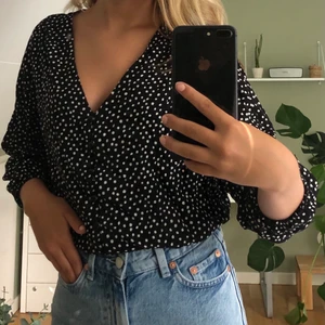 Blus - Jätte fin blus från chiquelle!! Storlek XS men funkar även för en S. Skriv om du är intresserad och/eller vill ha mer bilder 💕. Köparen står för frakt.