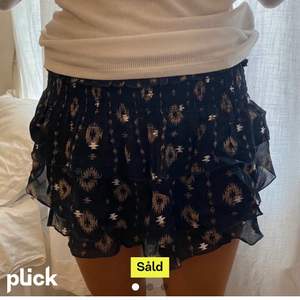 Säljer denna fina kjol som jag köp här på Plick men säljer den vidare för att den tyvärr inte passade:/