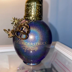 Taylor Swift parfym - Taylor Swift’s Wonderstruck parfym 50ml, använd ett fåtal gånger. Doften passar mig inte, fått som present. ”En frisk och förtrollande doft med en blandning av levande frukter och blommor. I toppen har Wonderstruck fresia, äppelblom och hallon. Hjärtnoten har en doft av vanilj, kaprifol och vit hibiskus medan basen består av persika och sandelträ”