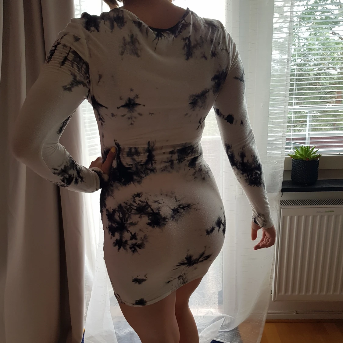 Tid dye liknande klänning i vitt och svart - 90