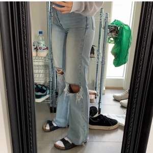 Säljer dessa jätte fina zara jeans i storlek 34 som jag köpte här på Plick men dem passade tyvärr inte mig☹️jag säljer dem för 160kr+frakt💞💞