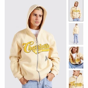 Zip up hoddie - En gul/orange zip up hoddie med tjock insytt text. Aldrig andvänd endast testad så den är i nyskick. Säljer den pågrund av att jag tyckte den var för stor för min smak. Den är väldigt tjock i tyget och varm. Både dragkedjan, texten och tyget på tröjan är bra material. Om du vill ha fler bilder eller undrar något mer skicka privat. Om fler är intresserade blir det bud💕