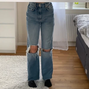 Gina tricot jeans - Säljer dessa fina ginatricot jeans i nyskick, använda sparsamt och fåtal gånger då jag inte gillar hur dom sitter på mig !hör av er vid intresse eller frågor!