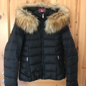 Rock and blue, dunjacka stl 36 - Säljer min rock and blue dunjacka. Nypris var 2200kr men säljer min för 500kr inklusive frakt. Välanvänd i 2 vintrar men är i mycket gott skick! Finns en liten vit ”prick” på ärmen som ni kan se på sista bilden. Pälsen kan man ta av om man vill. Kan skicka fler bilder privat🥰