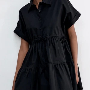 Svart Zara klänning - Jättefin svart klänning från Zara i nyskick! Säljer pga aldrig använd, prislapp sitter kvar! Köparen står för frakten💞 