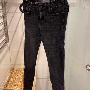 I can’t see the brand. Very cool jeans good condition 