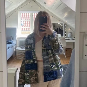 Kamouflage jacka - Säljer min kamouflage jacka i bra skick! Strl M men passar även mig i XS❤️