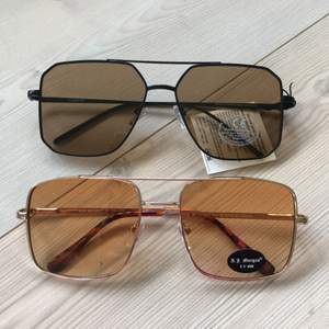 Två helt nya solglasögon från asos, numera slutsålda! 😎😎 90kr/ st eller 150kr för båda! Köparen står för frakt.                      [EDIT: svarta glasögonen sålda]
