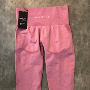  NVGTN contour  - Säljer dessa helt nya, endast testade leggings i storlek S från NVGTN. Det är modellen contour och materialet är väldigt mjukt och stretchigt. Säljes då jag beställde i två storlekar. Frakt ingår i priset. Har betalat frakt och tull när jag köpte dem. 