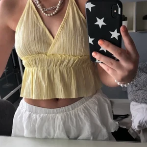 Gul superfin topp - Supergullig och fin topp från shein som är för stor för mig. Frakt tilkommer (12kr). Lånade bilder!