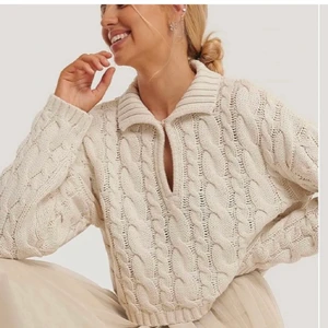 Nakd tröja - En stickad tröja med krage från nakd! Fick i present men inte riktigt min stil därav endast använd 1 gång! Strl S.  Skriv för fler bilder