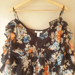 Chiffon frill top - Somrig topp med öppna armar. Endast provad