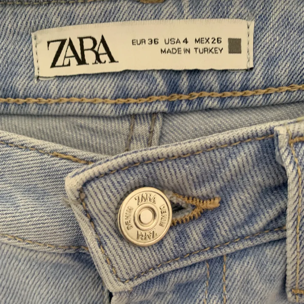 Zara jeans med slits, säljs inte mer på zara och är i storlek 36. Använda en gång, säljer pågrund av ingen användning💓. Jeans & Byxor.