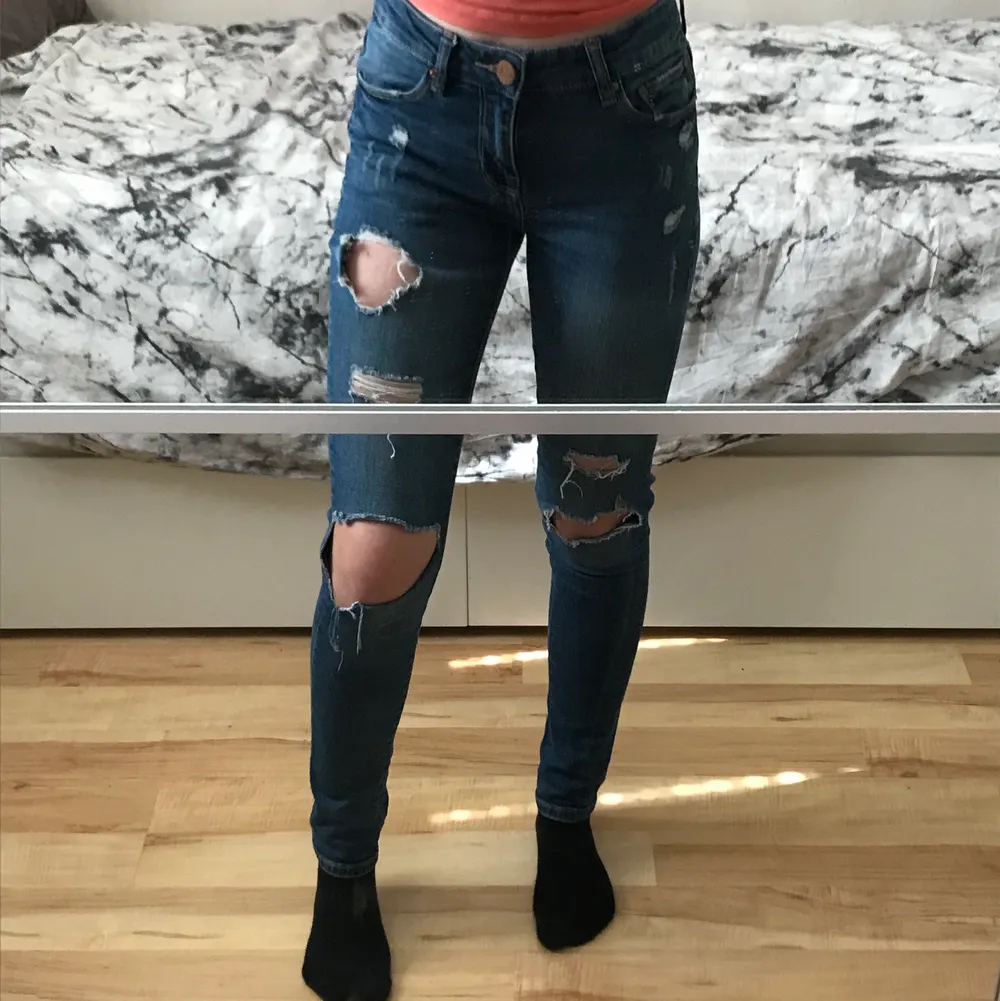 Säljer ett par jötte snygga jeans från Lager157🥰 står ej stolek men skulle säga XS💘inte använda mycket! 70kr🌈💫. Jeans & Byxor.